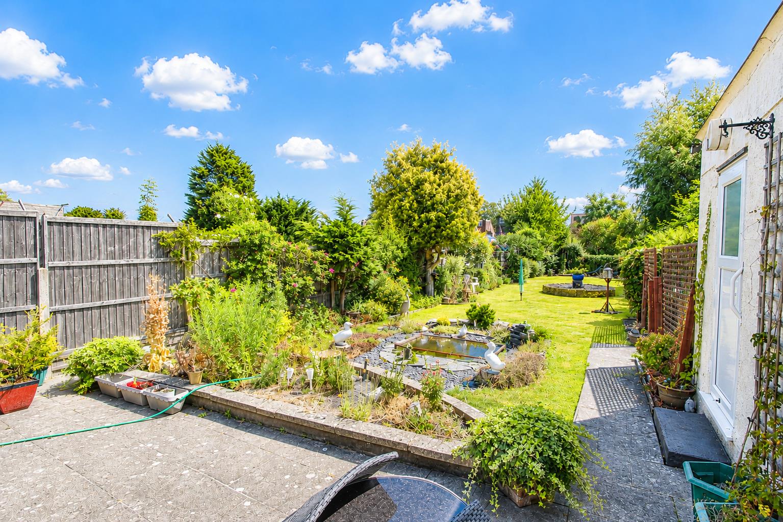 2 bed property in Plough Lane, Wallington